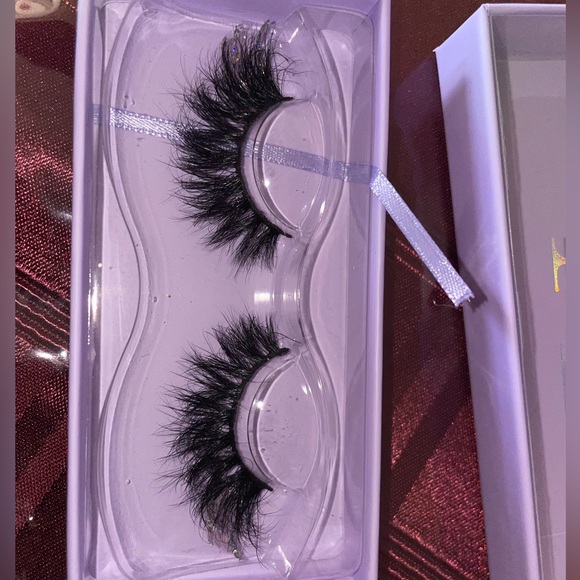 *RARE* A Deluxe Cosmetics “Glitz” Lash - Picture 5 of 5